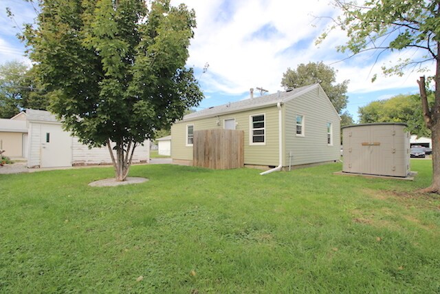 Foto del edificio - 5925 Logan Ave