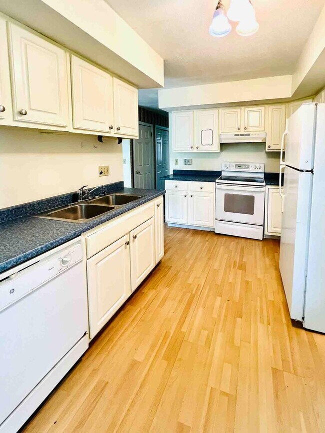 Foto del edificio - 6-Bedroom, 2-Bath Single-Family Home – Pri...