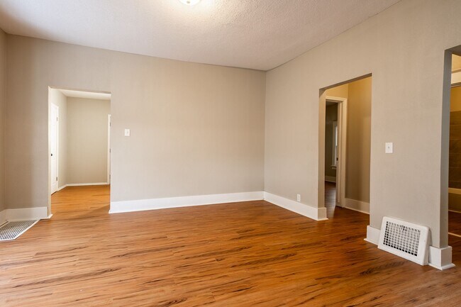 Building Photo - Newly Renovated 4 Bed 1 Bath