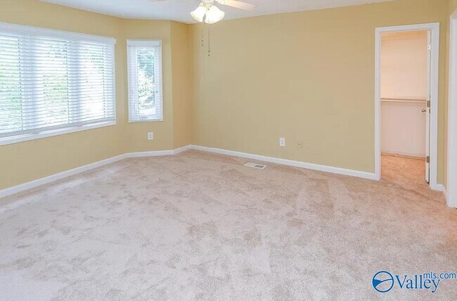 Foto del edificio - 207 Mountain Ridge Dr SE