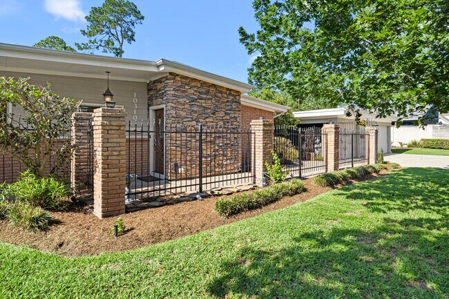 Foto del edificio - 10310 Mayfield Rd