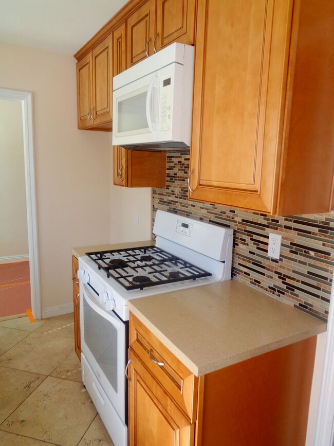 Building Photo - 1 Bedroom 1 Bath Remodeled Apartment for R...