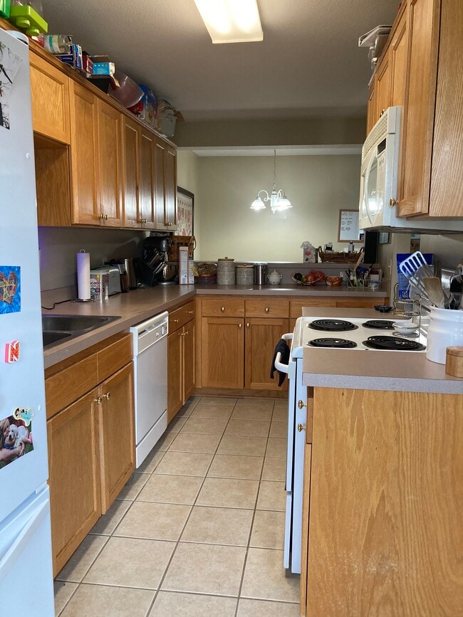 Kitchen - 2503 E 27th Ter