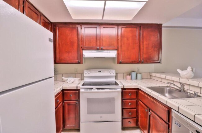 Kitchen - 882 La Barbera Dr