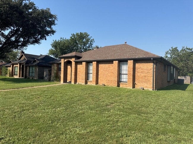 Building Photo - Move in Special 50% Off First Months Rent. Gorgeous 3 bed 2 bath - Welcome Home to Rowlett, TX