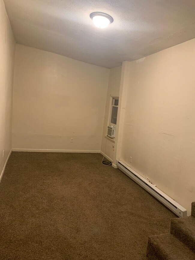 Foto del edificio - 2nd Floor 1 Bedroom Apartment-West End of ...