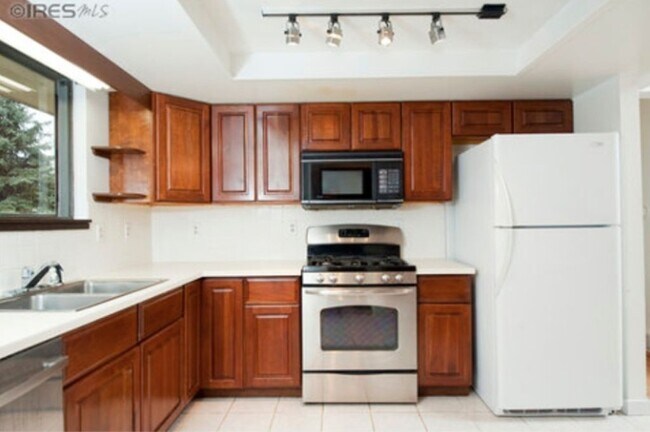 Building Photo - Lovely 4 bed, 3 bath home in Boulder! Avai...