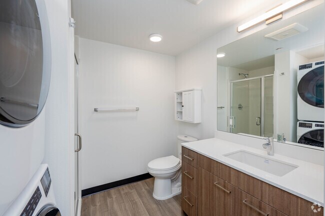 1 habitación, 1 baño, 558 pies cuadrados, baño - Plaid Apartments