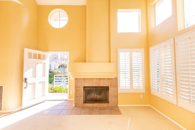 Foto del edificio - Tri-Level 3 bedroom 3 bath Home in Heart o...