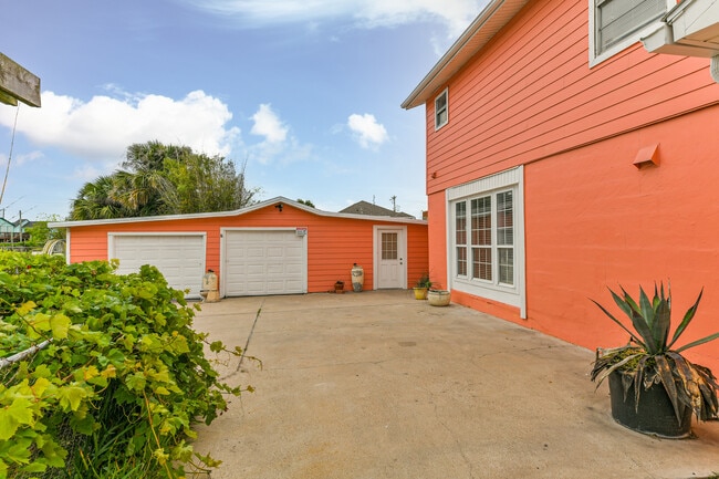 A view of the long drive way in, perfect for boat storage - 6116 Avenue Q 1/2