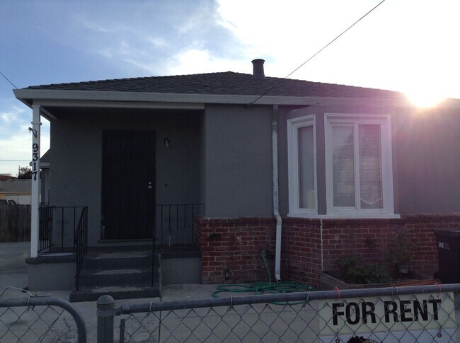 Building Photo - Cute Duplex front unit available