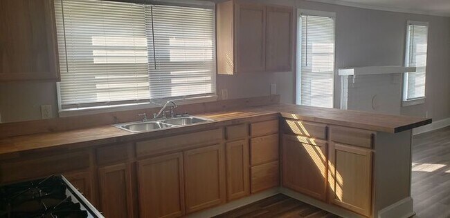 Building Photo - 105 Ross Rd