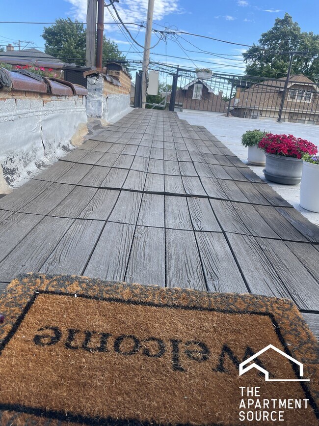 Foto del edificio - 5221 W Belmont Ave