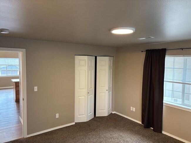 Foto del edificio - 1523 NE Frank McClean Ct