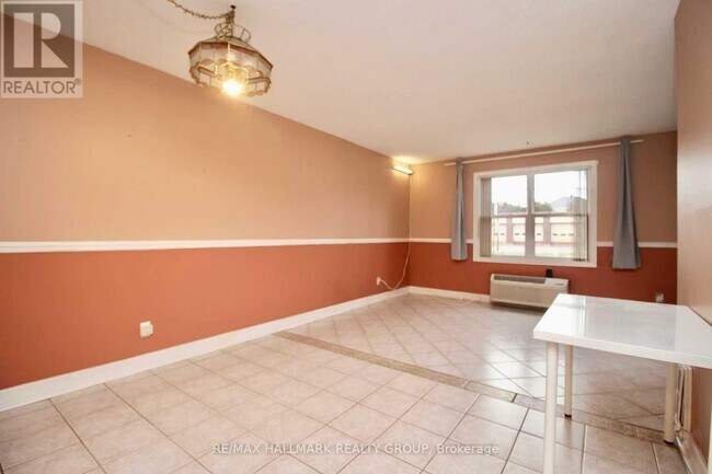 Building Photo - 1099 Cadboro Rd
