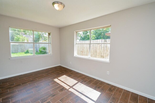 Building Photo - 22003 Manor Estates Dr