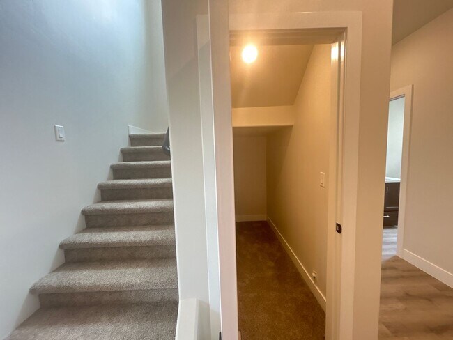 Foto del edificio - Beautiful Townhome!