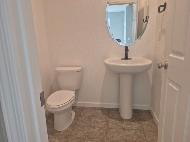Foto del edificio - Beautiful 3 Bedroom 2.5 bath home with loft.