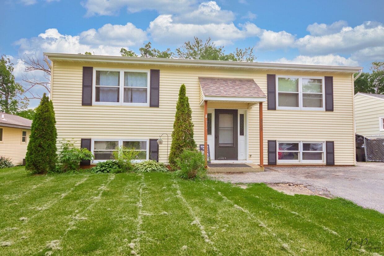 8909 Shady Ln, Wonder Lake, IL 60097 House Rental in Wonder Lake, IL