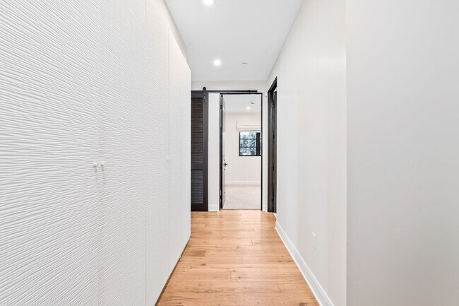 Foto del edificio - 10647 Ashton Ave