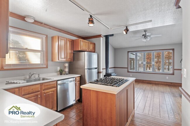 Building Photo - 2 Bedroom Home with a Bonus Office/Den Space