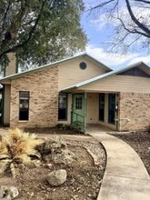 Building Photo - 728 W San Antonio St