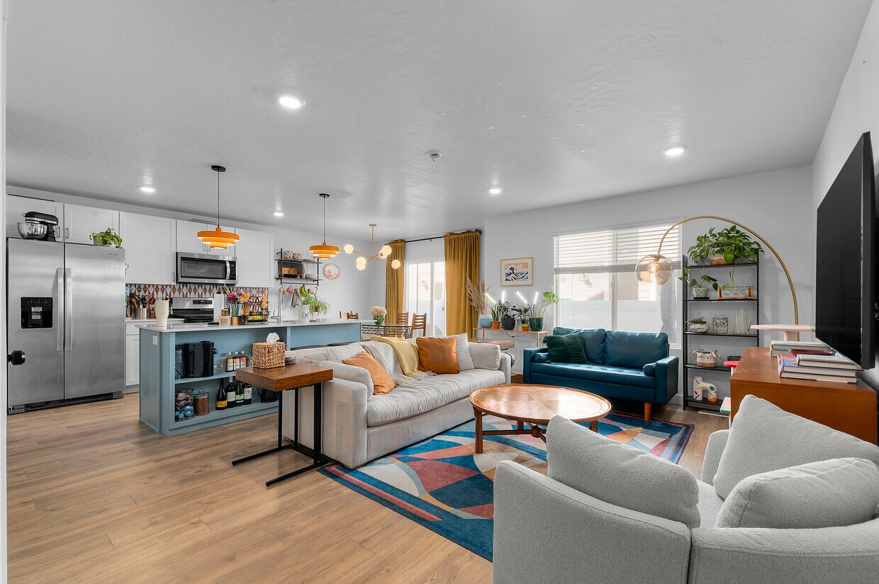 living room/kitchen - 678 W 1870 S