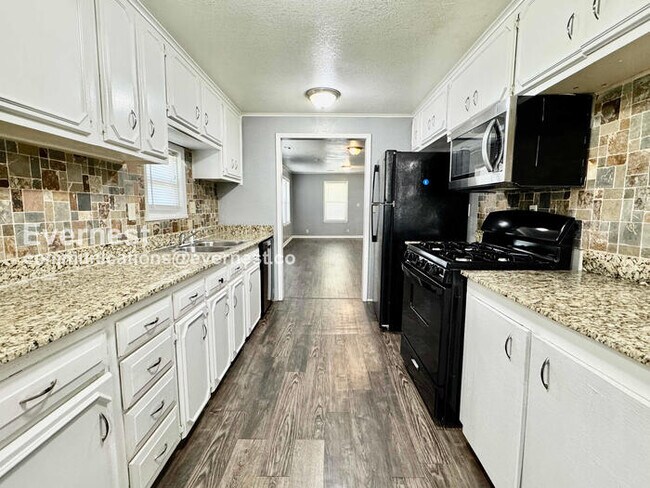 Foto del edificio - 3 Bed, 2 Bath with Fenced Yard / Pet-Friendly / Available Now!