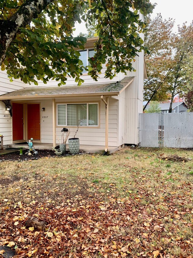 Primary Photo - 2807 Applewood Ln