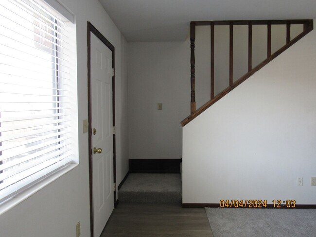 Foto del edificio - Two-Level Townhome