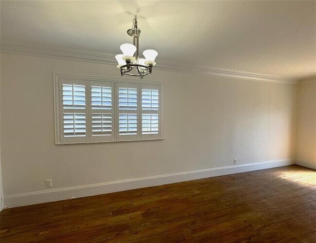 Building Photo - 526 Saxony Dr