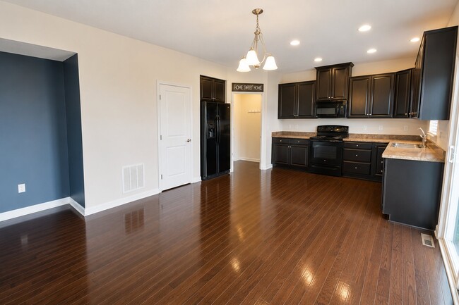 Building Photo - 9480 Woodbine Way