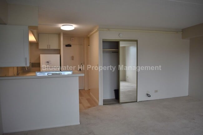 Building Photo - Marco Polo - Studio w/ newer kitchen, 1 re...