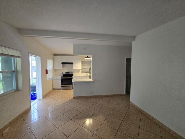 Foto del edificio - Charming corner lot home in Palm Beach County - 2 Bedroom 1 Bathroom