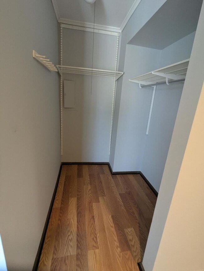 Foto del edificio - 6151 Knoll Wood Rd