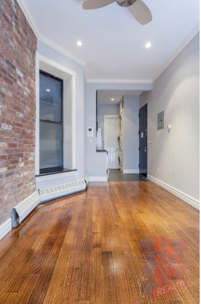 Building Photo - 5 W 37th St