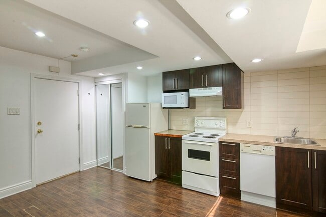 Building Photo - 6211 Av. Lennox
