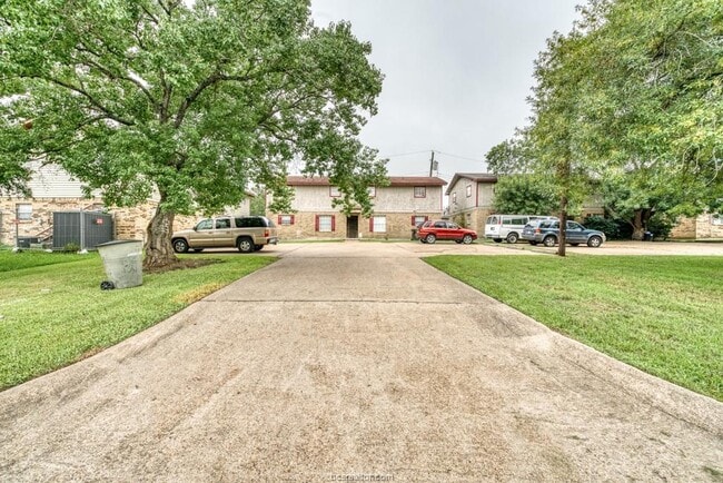 Building Photo - 2404 Jaguar Dr