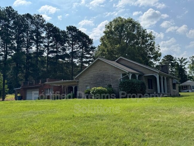 Building Photo - 633 S Greensboro St