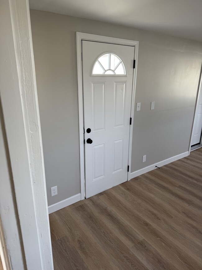 Building Photo - 580 Edgewood Dr