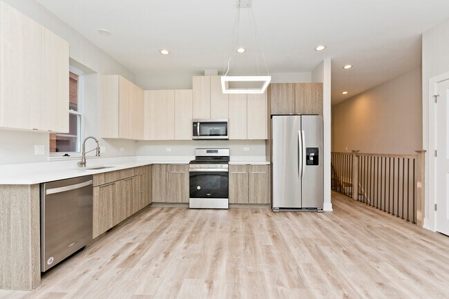 Building Photo - 2731 N Ashland Ave
