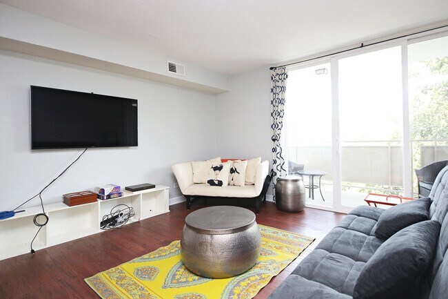 Foto del edificio - Furnished Condo Convenient to UVA Grounds ...
