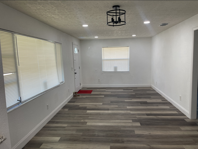 Foto del edificio - Newly Renovated 3/2 Available Now! HUD ACC...