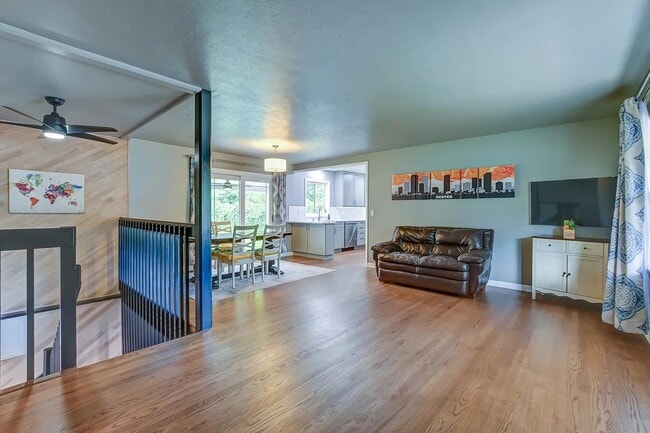 Entrance/Living - 1371 E Bates Ave