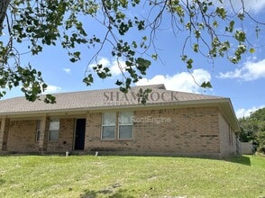 Building Photo - 1701 Breezy Dr