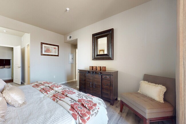 Experimente la tranquilidad en esta habitación de estilo elegante, con una decoración de buen gusto y una comodidad acogedora. - Las Mananitas Apartments