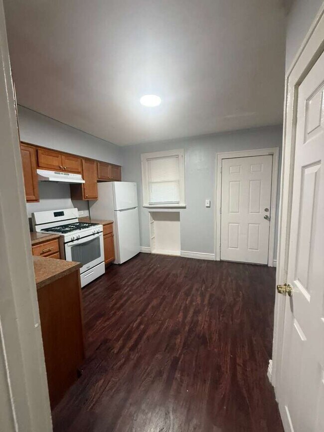 Building Photo - "Charming 2-Bedroom St. Louis Home with Gleaming Hardwood Floors in 63121!"