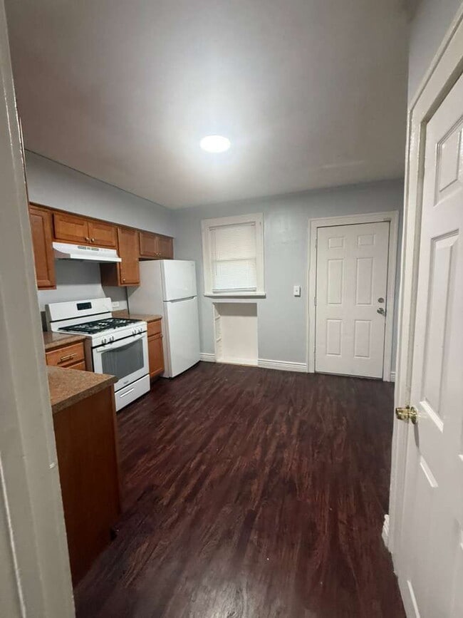 Foto del edificio - "Charming 2-Bedroom St. Louis Home with Gleaming Hardwood Floors in 63121!"