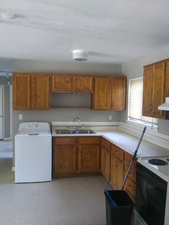 Building Photo - 1305 Collins Dr
