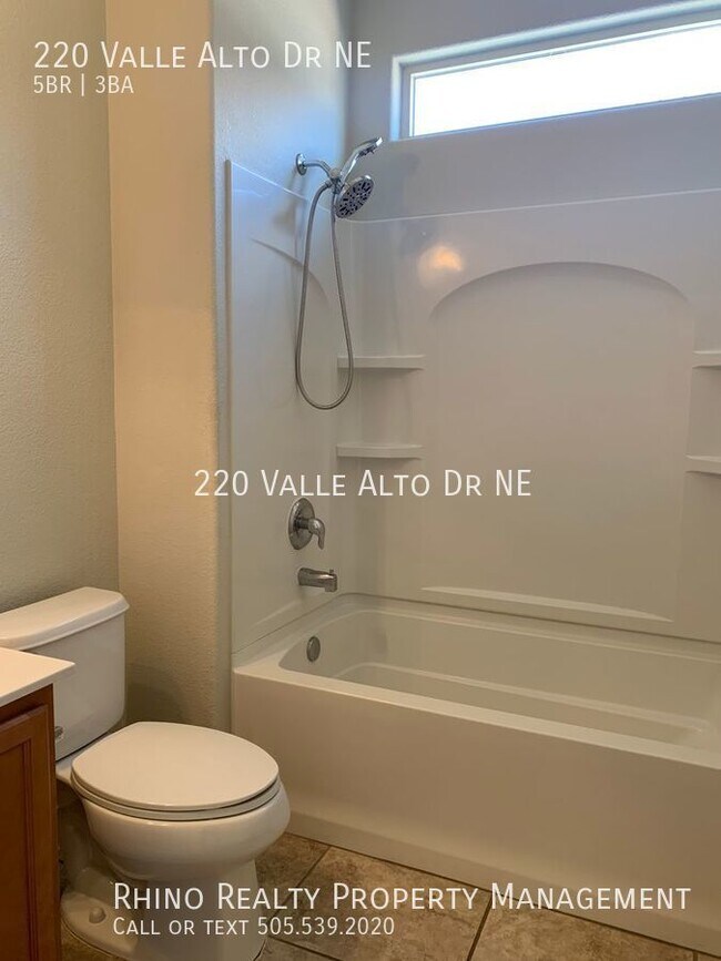 Building Photo - Amazing 5 Bedroom, 3 Bath Home in Rio Rancho!